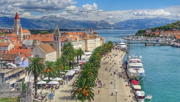 ХАОС НА ХРВАТСКОМ ПРИМОРЈУ: Јака експлозија одјекнула Трогиром, невероватна фотографија последица детонације (ФОТО/ВИДЕО)