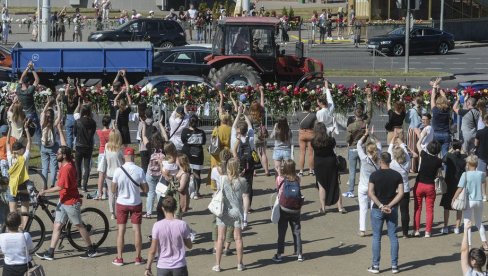 ТРЕЋИ ДАН ПРОТЕСТА У БЕЛОРУСИЈИ: Почело хапшење демонстраната у Минску ТРЕЋИ ДАН ПРОТЕСТА У БЕЛОРУСИЈИ: Почело хапшење демонстраната у Минску
