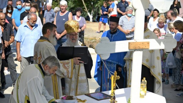 ХРАМ ВЕРЕ, ЉУБАВИ И СЛОГЕ: Патријарх Иринеј освештао темеље прве цркве у селу Раковица, надомак Београда