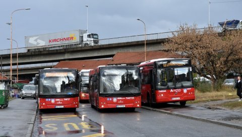 НИ МЕТАР ДАЉЕ ДОК НЕ СЕДНУ ТРУДНИЦЕ: Несвакидашња сцена из јавног превоза - Возач аутобуса преваспитао путнике