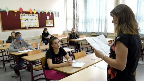 НАСТАВНИЦИ ЋЕ ДРЖАТИ ДУПЛЕ ЧАСОВЕ: Велики посао пред просветарима, који треба да организују наставу према строгим епидемиолошким правилима НАСТАВНИЦИ ЋЕ ДРЖАТИ ДУПЛЕ ЧАСОВЕ: Велики посао пред просветарима, који треба да организују наставу према строгим епидемиолошким правилима