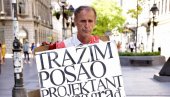 OPET JE NA ULICI I TRAŽI POSAO: Zaposlio se, a onda mu je gazda tražio da uradi nešto zbog čega sada nosi tablu u Knez Mihailovoj