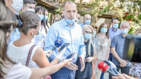 HEROJI CRVENIH ZONA: Lončar sa lekarima kovid bolnica (FOTO)