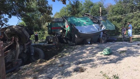 ЈЕЗИВЕ СЛИКЕ СА МЕСТА НЕСРЕЋЕ КОД ОБРЕНОВЦА Камион слетео са пута, ауто и мотоцикл потпуно уништени (ФОТО)