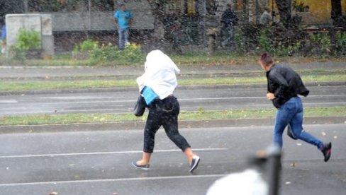 OLUJA STIŽE U BEOGRAD: Vetar ruši stolice na terasama, pojedini delovi grada bez struje