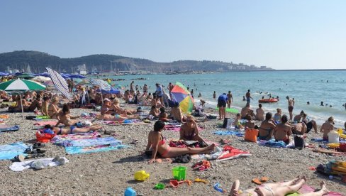 GOLE GRUDI NA METI ŽANDARMA: Neobična scena u Francuskoj, toples ne ide uz maske