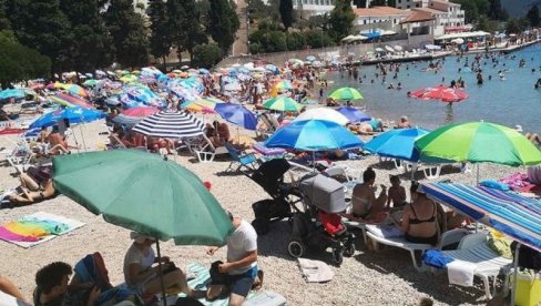 FOTOGRAFIJA IZ GRČKE RAZBESNELA SRBE! Poruka na plaži koja je izazvala buru, evo šta se krije iza svega (FOTO)