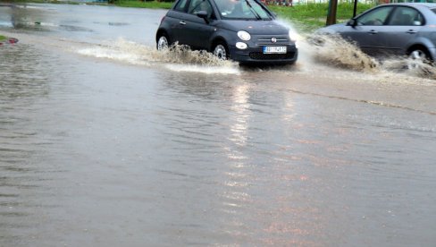 AUTOMOBILI PLIVAJU! Provala oblaka u Jagodini, ulice pod vodom - potopljena i benzinska pumpa (FOTO)