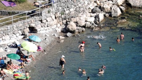 SUKOB NA PLAŽI U HRVATSKOJ: Žena preko razglasa terala ljude iz mora (VIDEO)