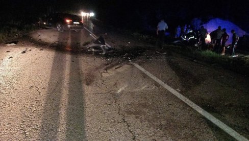 FOTOGRAFIJE MESTA NESREĆE KOD TESLIĆA: Delovi automobila rasuti po putu, tragedija odnela dva života (FOTO)