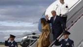 ПРВА ДАМА ХЛАДНА: Меланија два пута одбила покушај Трампа да је ухвати за руку (ВИДЕО)