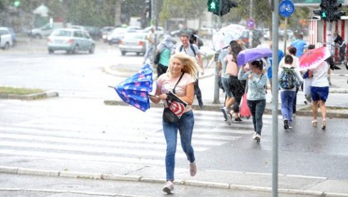 RHMZ IZDAO UPOZORENJE: Vreme u Srbiji je pakleno vruće, ali u neke krajeve stižu grad, pljuskovi i jak vetar RHMZ IZDAO UPOZORENJE: Vreme u Srbiji je pakleno vruće, ali u neke krajeve stižu grad, pljuskovi i jak vetar