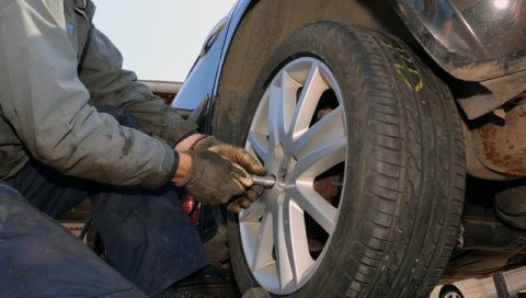 ЗАБЛУДЕ О ГУМАМА У КОЈЕ СВИ ВОЗАЧИ ВЕРУЈУ: Зимске се не препознају по шарама, а овакве никад немојте да купите!