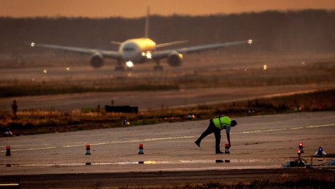 ПИЈАНИ ПУТНИК НАПРАВИО ПРАВУ ПОМЕТЊУ: Авион морао хитно да слети, реаговала и полиција