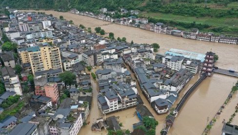 КАТАСТРОФАЛНЕ СЛИКЕ ИЗ КИНЕ: Вода носи све пред собом (ВИДЕО, ФОТО)