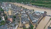 КАТАСТРОФАЛНЕ СЛИКЕ ИЗ КИНЕ: Вода носи све пред собом (ВИДЕО, ФОТО)