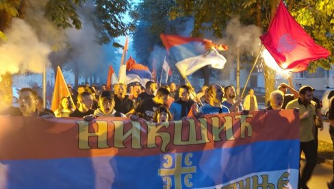 NAROD SE OKUPIO U NIKŠIĆU: Vijore se trobojke i krstaš barjaci, počela protestna šetnja (FOTO)