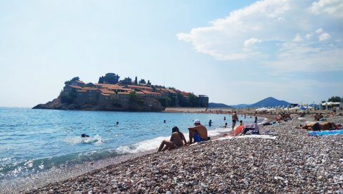 ПАПРЕНО: Лежаљке и сунцобрани на Светом Стефану скупљи од смештаја - како пропада сезона у Црној Гори