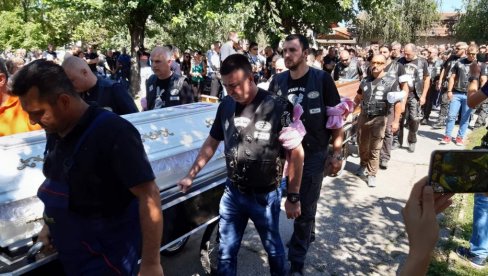 OTAC I ĆERKA ISPRAĆENI NA VEČNI POČINAK UZ TURIRANJE MOTORA: Groblje puno ljudi - bajkeri iz cele Srbije došli da odaju počast (VIDEO)