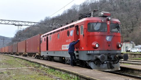 ИСКЛИЗНУО ВОЗ НА ПРУЗИ КРАЉЕВО - ПОЖЕГА: Излетела локомотива и три вагона