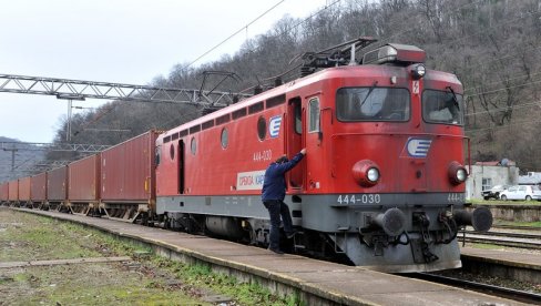 ДРАМА КОД РЕСНИКА: Воз који је превозио амонијак излетео из шина!