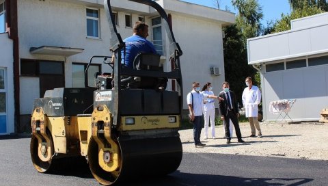 ЛЕПШЕ УЛИЦЕ У УГЉЕВИКУ: Асфалтиране саобраћајнице и паркинг простори Дома здравља