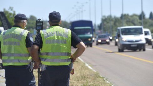 UŽAS U DOBANOVCIMA: Policajac zaustavio automobil, a vozač namerno dao gas i krenuo pravo na njega