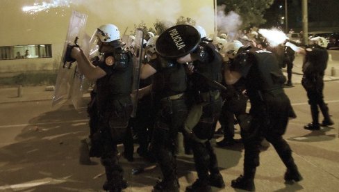 HAOS U PLJEVLJIMA, SILOM I TORTUROM HOĆE DA ZAPLAŠE NAROD: Tuča zbog politike, policija hapsila NEDUŽNE, bacala ljude po putu, ima povređenih!