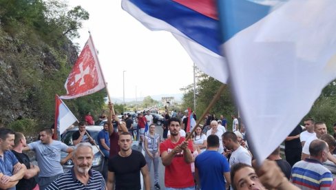 PESMA SE ORI, MAŠU ZASTAVAMA: Građani blokirani kod tunela Budoš ne odustaju od auto-litije (FOTO+VIDEO)