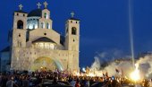 BLOKIRANA PODGORICA BRANI PRAVOSLAVLJE: Vijore se trobojke, državne zastave, građani pevaju u protestnoj šetnji (VIDEO)