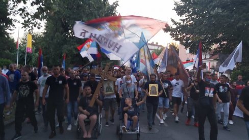 NIKŠIĆANI USTALI I VEČERAS: Protestna šetnja protiv spornog zakona - ulicama odjekuje Gotov je! (FOTO/VIDEO)