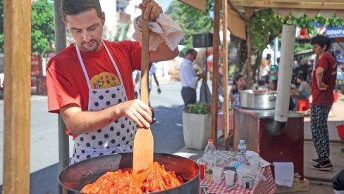 DOMAĆI AJVAR PO PAPRENOJ CENI: Paprike na pijacama poskupele za 20 odsto, procenjuje se da to nije krajnji iznos