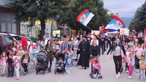 DECA I MAJKE SA BEBAMA NA ČELU BERANSKE LITIJE: Složno protiv zakona kojim vlast preti SPC (FOTO+VIDEO)