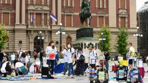 ОД ДРЖАВЕ ТРАЖЕ 15 МИЛИОНА ЕВРА: Туристички радници скренули пажњу на свој тежак положај