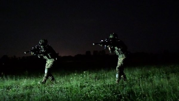 ПОГЛЕДАЈТЕ - РУСКИ И СИРИЈСКИ СПЕЦИЈАЛЦИ ИЗВЕЛИ ЈУРИШ НА СЕЛО: Ноћни маневри падобранаца и Асадових “Тигрова” са хеликоптерима (ВИДЕО)