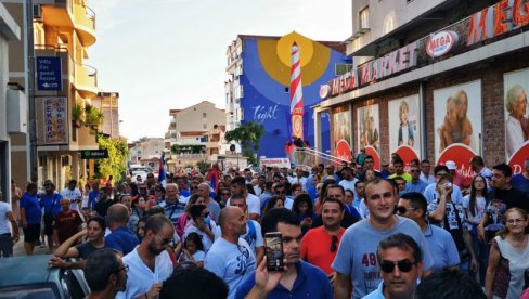 HILJADE BUDVANA POZDRAVILO CAREVIĆA I KOALICIJU “ZA BUDUĆNOST BUDVE” (FOTO/VIDEO) HILJADE BUDVANA POZDRAVILO CAREVIĆA I KOALICIJU “ZA BUDUĆNOST BUDVE” (FOTO/VIDEO)