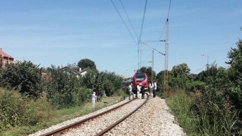 OVDE JE VOZ PREGAZIO DEVOJKU: Prve slike sa lica mesta - tragedija na pruzi Beograd – Bar (FOTO)