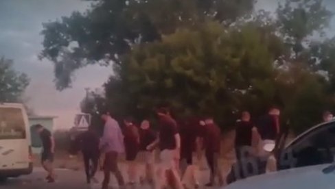 SNIMAK NAPADA NA AUTOBUS U HARKOVU: Bivši militanti Azova pucali na vozilo i tukli političke protivnike (VIDEO) SNIMAK NAPADA NA AUTOBUS U HARKOVU: Bivši militanti Azova pucali na vozilo i tukli političke protivnike (VIDEO)