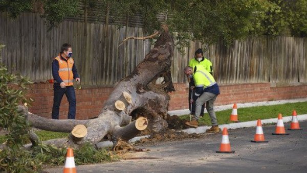 СНАЖНА ОЛУЈА ПОГОДИЛА МЕЛБУРН: Погинуле три особе, међу њима дечак (4), 50.000 домова без струје