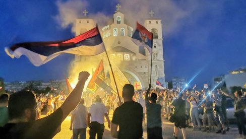 PODGORICA SIJA, HILJADE SE OKUPILE ISPRED HRAMA: Najjača poruka Milu pred početak izborne tišine (FOTO/VIDEO)