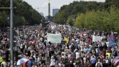 PRIVEDENO NAJMANJE STOTINU DEMONSTRANATA U BERLINU: Većina u području gde se nalazi Ambasada Rusije!