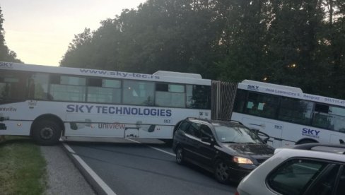 SVEDOK NESREĆE NA IBARSKOJ: Pri punoj brzini autobus je krivudao i leteo po magistrali (FOTO)