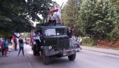 VELIKA POBEDNIČKA LITIJA U BERANAMA: Hiljade ljudi slavi pad Mila Đukanovića (VIDEO)