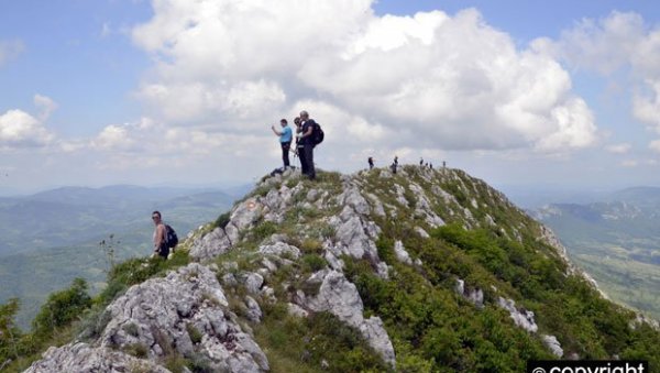 СРБИЈА ИМА СВОЈЕ АЛПЕ: Велики крш крај Бора привлачи мноштво посетилаца (ФОТО)