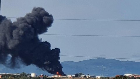 ВЕЛИКИ ПОЖАР У НИШУ: Гори магацин боја и лакова, ватрогасци се боре против ватрене стихије