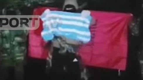 NAORUŽANI ALBANCI SPALILI GRČKU ZASTAVU: Teška provokacija, poručili Atini - MORE JE NAŠE (VIDEO) NAORUŽANI ALBANCI SPALILI GRČKU ZASTAVU: Teška provokacija, poručili Atini - MORE JE NAŠE (VIDEO)
