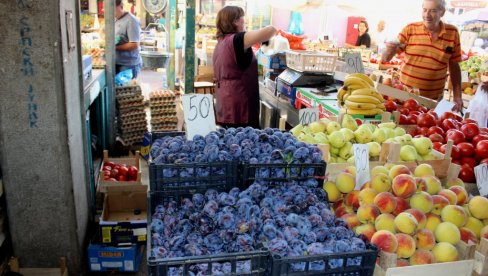 СВИ ГЛЕДАЈУ И НЕ ВЕРУЈУ: На српским пијацама продају ово воће на комад - цена 10 динара (ФОТО)