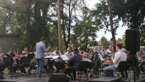 PESMOM REKLI HVALA: U dvorištu Opšte bolnice u Subotici održan koncert za medicinare (VIDEO)