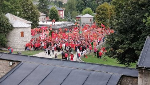 INCIDENT KOD CETINJSKOG MANASTIRA: Milove pristalice vređaju sveštenstvo uzvikujući -  SPLAČINE SRPSKE  (VIDEO)