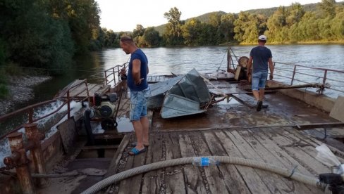 МЕШТАНИ УСПЕЛИ ДА ИЗВУКУ ПОТОПЉЕНУ СКЕЛУ: Подухват мештана Обрежа, код Јагодине на Великој Морави (ФОТО/ВИДЕО)